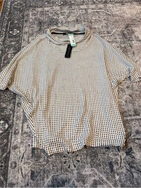 Laila Jayde Cream and Black Textured Short Sleeve Tee